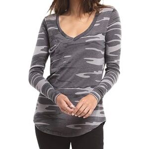 Z Supply Women's Gray Camo Pocket V-Neck Long Sleeve Top Tee Size Medium